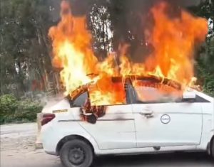 चलती कार बनी आग का गोला, चालक ने 10 सेकंड में लिया फैसला और टल गया बड़ा हादसा